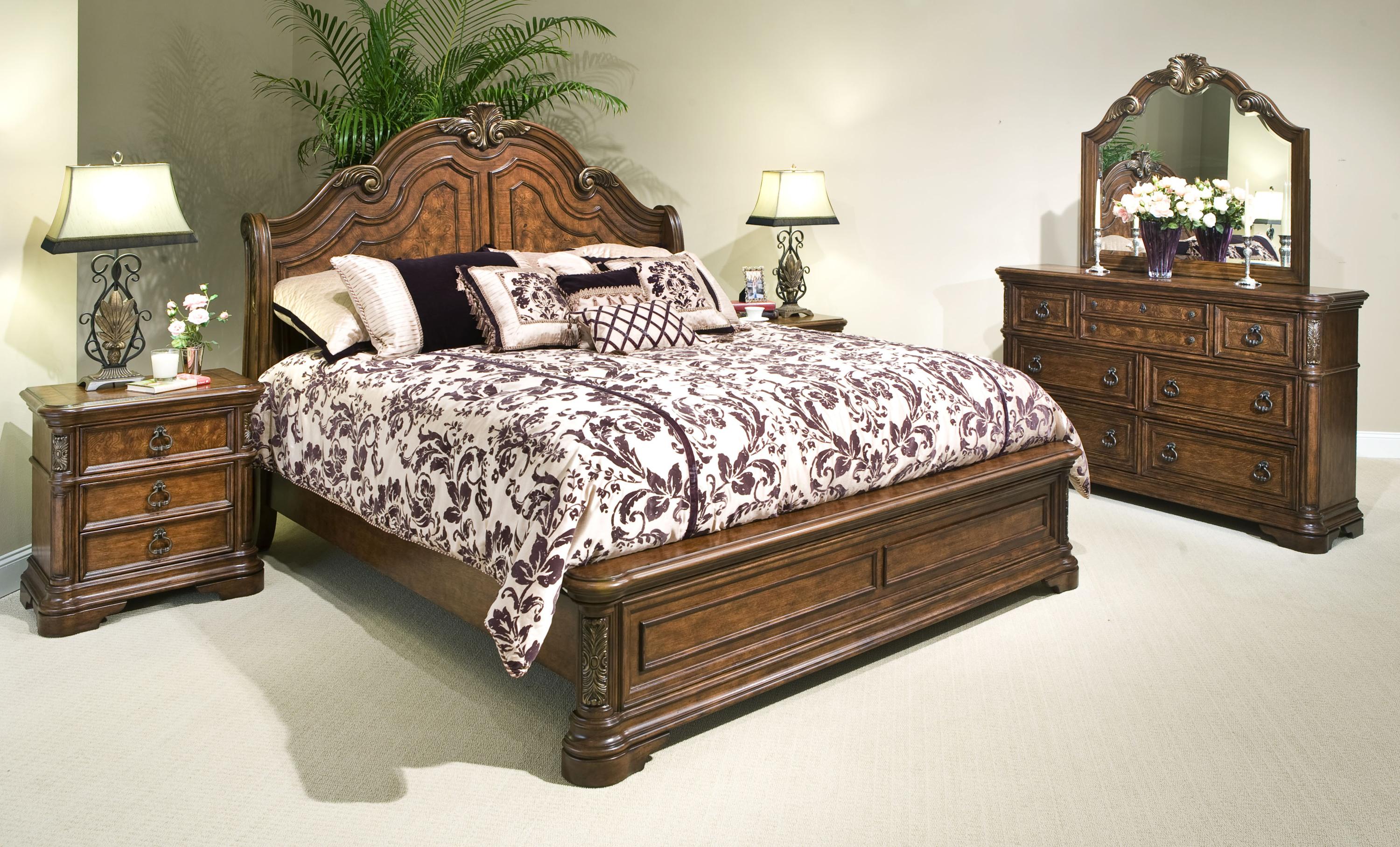Vaughan Furniture Romantic Dreams Traditional 7Drawer Dresser with